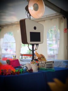 Fotobox-Setup auf einem Oktoberfest in Berlin mit einem Tisch voller lustigen Requisiten, Verkleidungen und Accessoires.